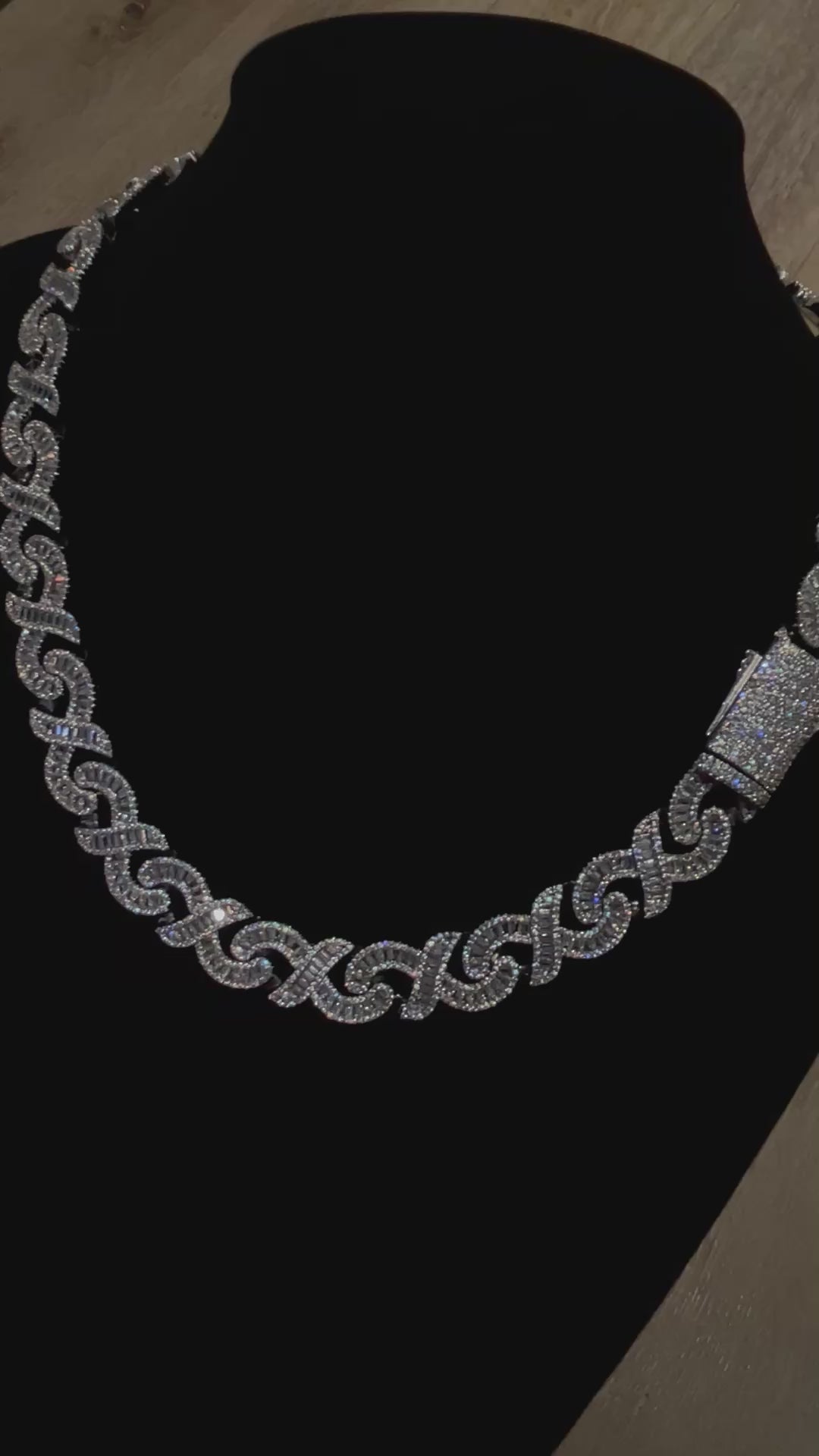 VVS EMERALD WHITE GOLD INFINITY LINK CHAIN